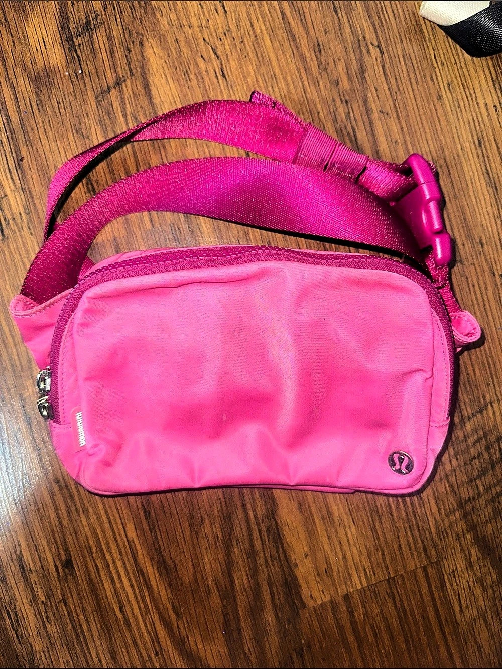 lululemon Everywhere Belt Bag 1L Crossbody Bag Pink 45.T